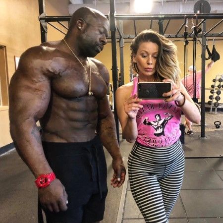 Kali and his girlfriend Helena Vlad posing together at the gym 